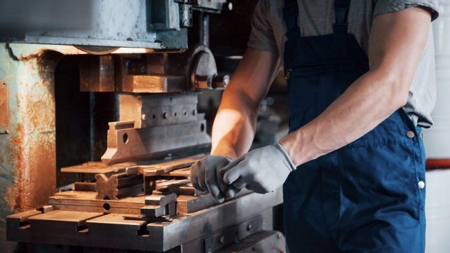 La industria cayó 5,7%