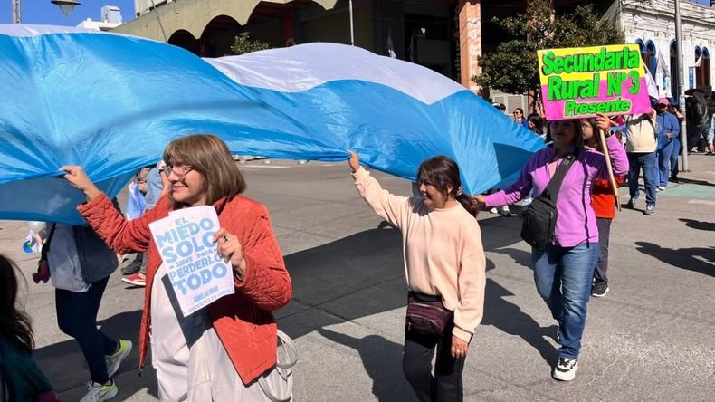 Docentes realizaron una marcha masiva 