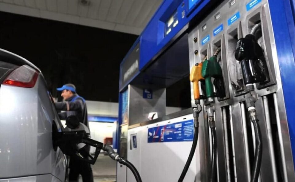 El Gobierno ajustó el impuesto a los combustibles