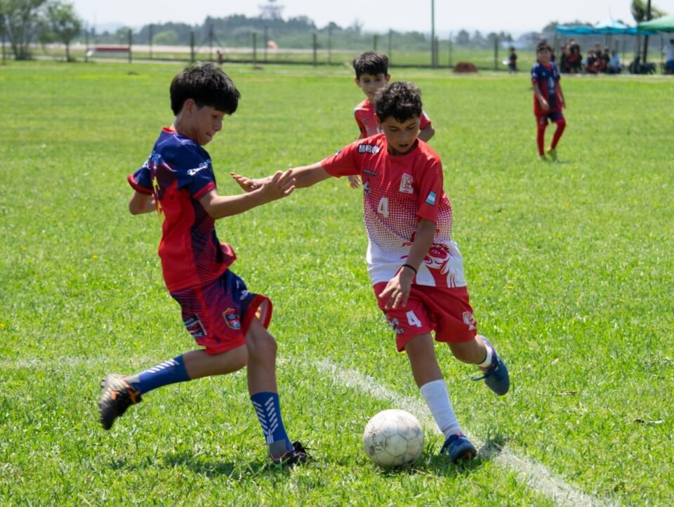 Firmaron un convenio para fortalecer el fútbol infantil 