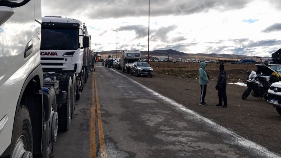 Restricción para camiones por el cierre del Paso de Jama 