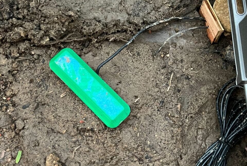 Crearon una pila que genera electricidad con tierra 