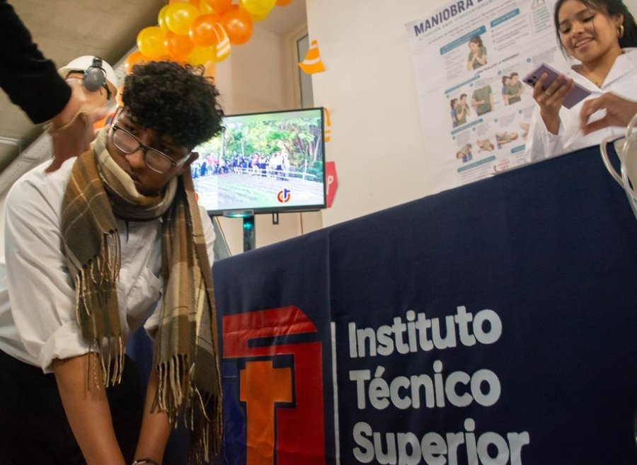 Convocan a profesionales para incorporarse al Nivel Superior 