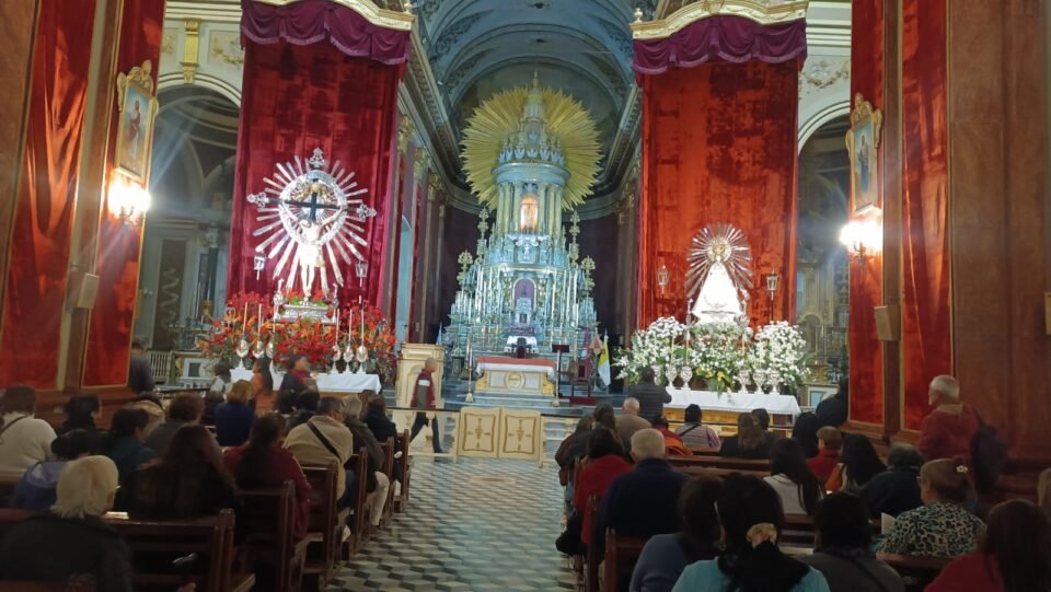 Jujeños peregrinan a Salta para participar del Señor del Milagro 