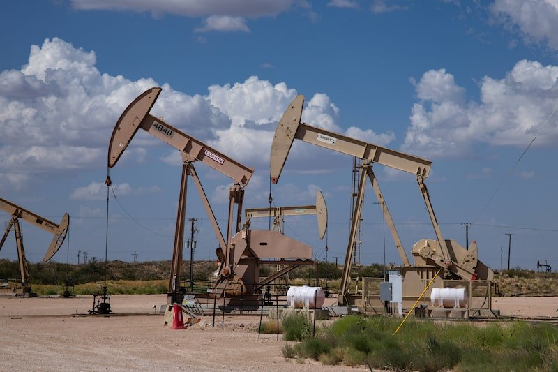 Por los ataques entre EEUU e Irán, el petróleo superó los US0
