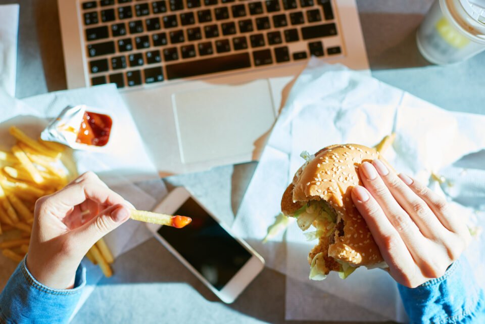 Qué alimentos pueden aumentar el estrés 
