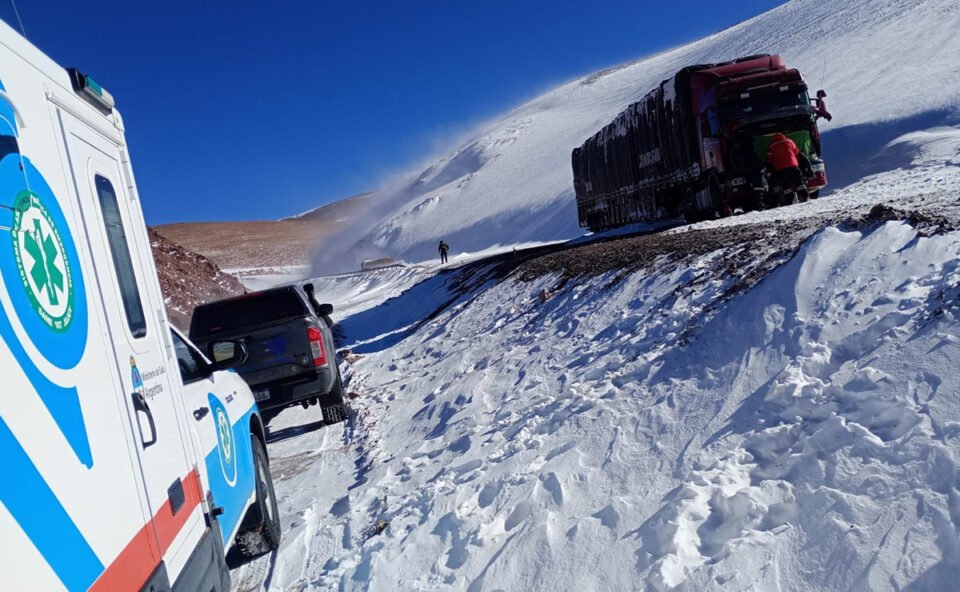 Por la nieve el Paso de Jama permanece cerrado