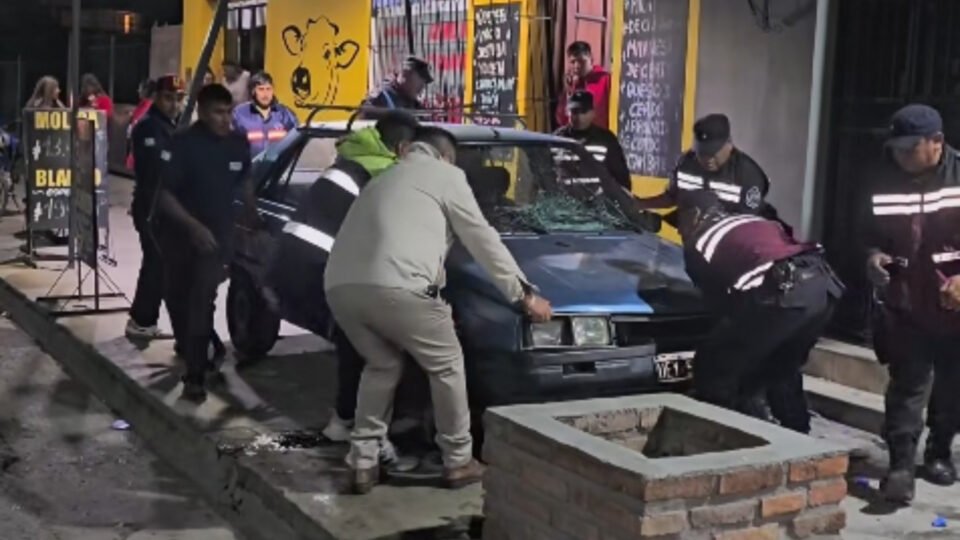 Cerrillos: Un auto subió a la vereda y atropelló a varios peatones