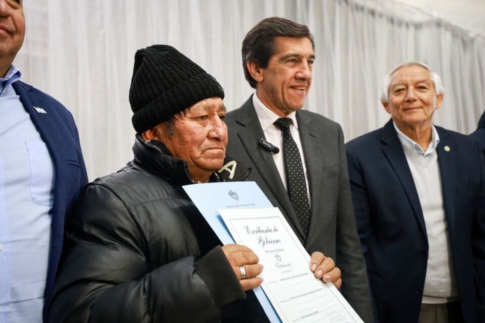 Entregaron escrituras de propiedad a 176 familias de Perico 