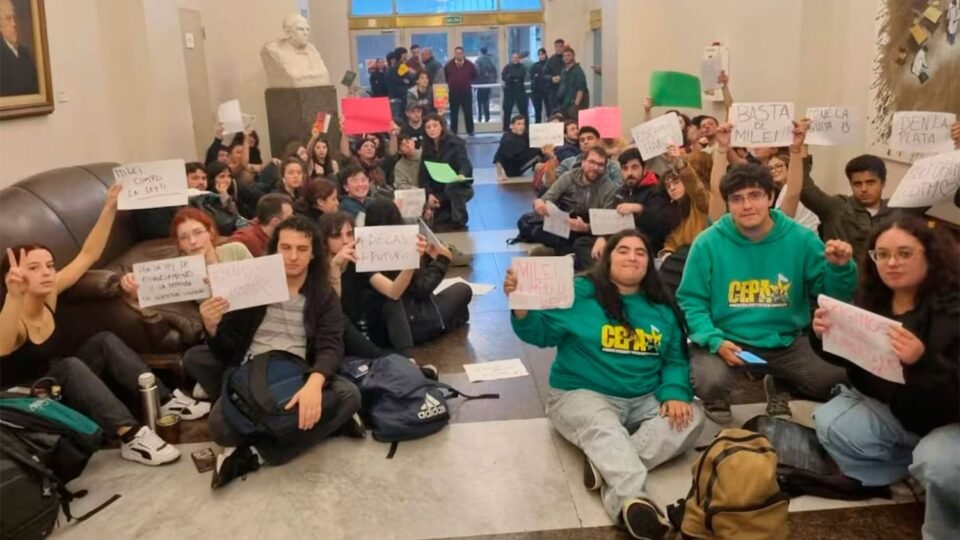 Denunciarán a los estudiantes por la toma de la Secretaría de Educación 