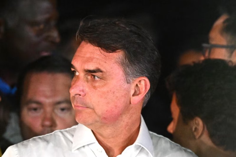 Investigan si Flávio Bolsonaro intentó viajar a EEUU 